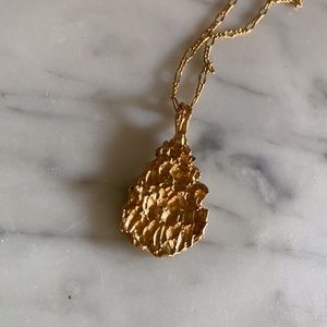 Gold pendant necklace